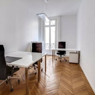 Bureau privé 23 m² 6 postes Location bureau Rue La Boétie Paris 75008 - photo 2